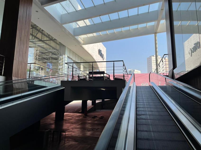 Acceso desde el sótano a oficinas